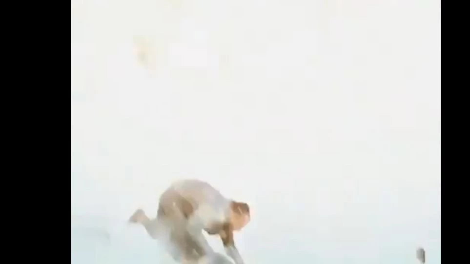 Η στιγμή της αεροπορικής επιδρομής ενώ διασώστες εργάζονται στο Ιντλίμπ (βίντεο)